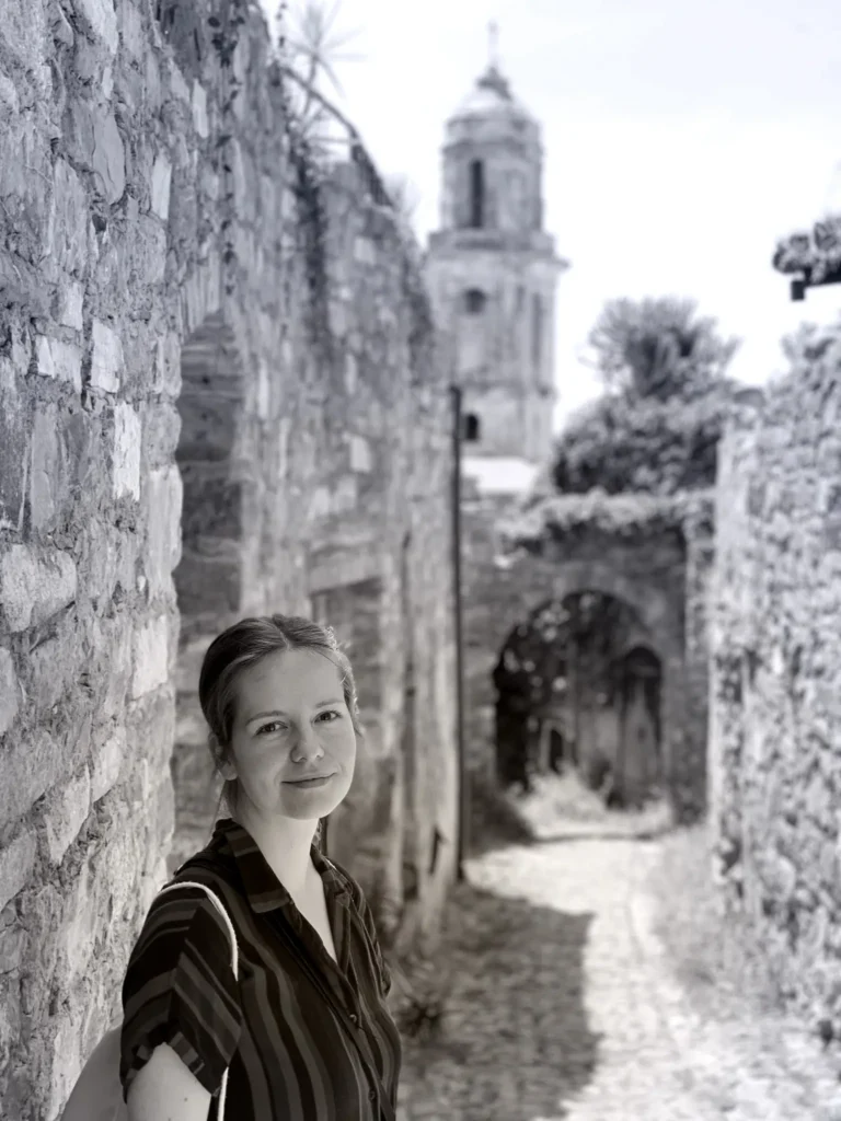 Portrait photograph of illustrator Lea Reusse